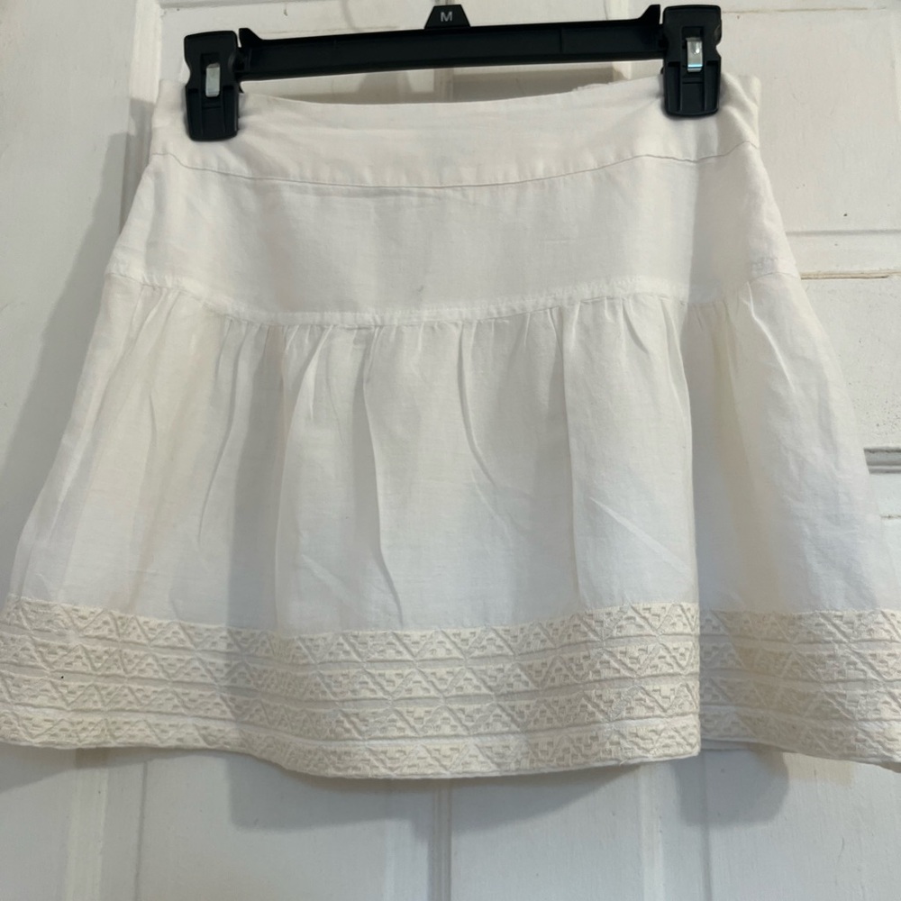 American Eagle Outfitters White Mini Skirt with Embroidered Hem in size xs